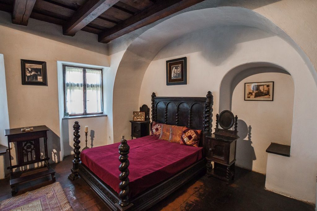bran-castle-bedroom